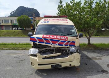 KEADAAN ambulans selepas merempuh lembu di Kilometer 30, Jalan Gua Musang, Kuala Krai, hari ini.