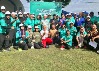 MOHD. Zain  Mat Taha (berdiri, tiga kanan) bergambar bersama bekas atlet pada Program KTMB Bersama Atlet Lejen dan Yayasan Kebajikan Atlet Kebangsaan (Yakeb) di Padang KTMB Tumpat Kelantan hari ini.- UTUSAN/ ROSLIZA MOHAMED.