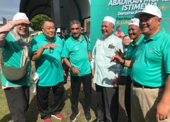 MOHD. Zain  Mat Taha (kanan) bergambar bersama jaguh  angkat berat negara Datuk Malek Noor (dua kiri) pada Program KTMB Bersama Atlet Lejen dan Yayasan Kebajikan Atlet Kebangsaan (Yakeb) di Tumpat, Kelantan hari ini.- UTUSAN/ ROSLIZA MOHAMED