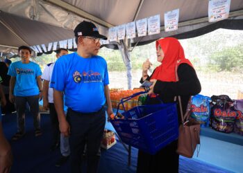 SAIFUDDIN Nasution Ismail (kiri) beramah mesra dengan salah seorang penduduk  selepas merasmikan Santuni Madani, Program Satu Pemimpin Satu Kampung Agensi Kawalan dan Perlindungan Sempadan Malaysia (MCBA) KDN di Kampung Bukit Tiu, Machang, Kelantan hari ini-UTUSAN/KAMARUL BISMI KAMARUZAMAN.