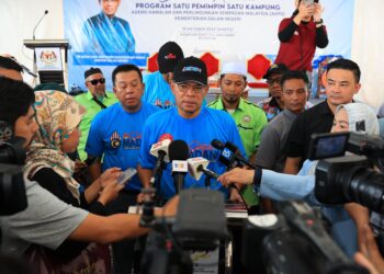 SAIFUDDIN Nasution Ismail semasa menjawab soalan daripada pihak media selepas merasmikan selepas merasmikan Santuni Madani, Program Satu Pemimpin Satu Kampung Agensi Kawalan dan Perlindungan Sempadan Malaysia (MCBA) KDN di Kampung Bukit Tiu, Machang, Kelantan hari ini-UTUSAN/KAMARUL BISMI KAMARUZAMAN.