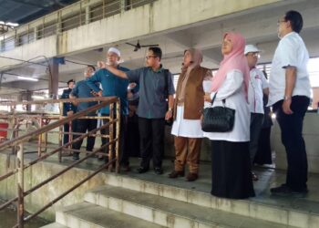 AIMAN Athirah Sabu (dua kanan) semasa mengadakan lawatan kerja di Pasar Wakaf Che Yeh, Kota Bharu, Kelantan hari ini-UTUSAN/ROHANA MOHD. NAWI.