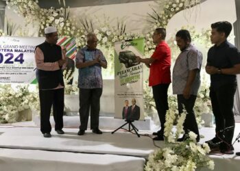 MAHFUZ Omar (dua kiri) melakukan gimik Pelancaran Kereta Percuma ke hospital untuk asnaf di negeri ini selepas merasmikan Mesyuarat Agung Tahunan Generasi Sejahtera Malaysia di Kampung Terap, Jalan Bukit Marak, Kota Bharu, Kelantan malam tadi.- UTUSAN/ ROSLIZA MOHAMED.