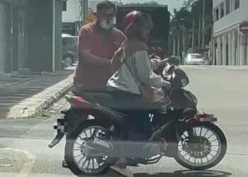 TANGKAP layar rakaman video memaparkan seorang lelaki yang cuba menahan seorang penunggang motosikal wanita yang didakwa menyamun namun polis kemudian mengesahkan tiada unsur jenayah dalam kejadian itu sebaliknya hanya salah faham.