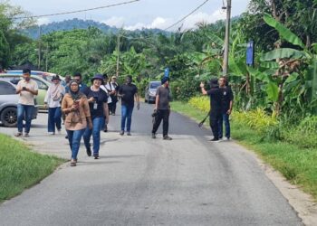 PENGAMAL media dilihat berada di lokasi berhampiran rumah dipercayai tempat anak sulung kepada bekas pemimpin Al-Arqam, Ashaari Muhammad iaitu Ummu Atiyah didakwa dikurung di Perkampungan Maahad Sayuti, Kampung Batu Hampar Dalam, Perak, hari ini.