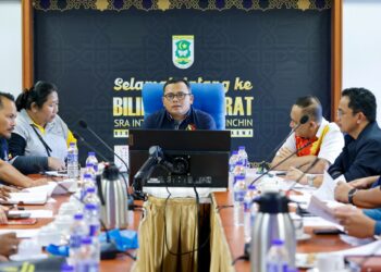 Menteri Besar Selangor, Datuk Seri Amirudin Shari menghadiri taklimat berkaitan pembinaan ECRL, di Kampung Sungai Chinchin, di sini hari ini. UTUSAN / SHIDDIEQIIN ZON
