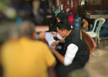ANGGOTA penguat kuasa Jabatan Kesihatan Negeri Kelantan mengeluarkan kompaun ke atas seorang lelaki selepas merokok di sebuah kedai makan di Operasi Mega Bersepadu di Pengkalan Chepa, Kelantan hari ini-UTUSAN/ROSLIZA MOHAMED.