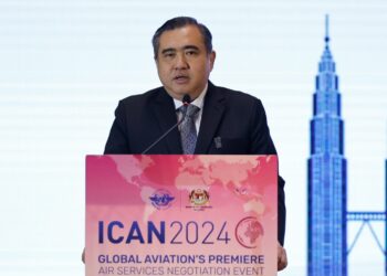 MENTERI Pengangkutan, Anthony Loke Siew Fook berucap pada Persidangan Antarabangsa Rundingan Penerbangan Awam (ICAN) 2024, di Sunway Resort Hotel, di sini hari ini. Foto: SHIDDIEQIIN ZON
