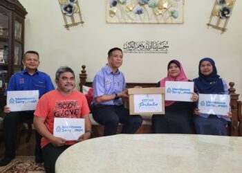 NIK Nazura Yusoff (dua dari kanan) menerima sumbangan Kotak Prihatin daripada Perkeso Kelantan yang disampaikan oleh Pengarah Sinergi Perkeso, Rahmat Ismail di Peringat, Kota Bharu, Kelantan hari ini. - UTUSAN/MUSTAQIM MOHAMED.