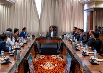 ANWAR Ibrahim (tengah) ketika mengadakan pertemuan dengan Kepimpinan Kelab Penyokong Kerajaan (BBC) yang diketuai Mohd. Shahar Abdullah (kiri) di Bangunan Parlimen, hari ini. - FACEBOOK/ANWAR IBRAHIM