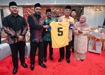 MOHD. ALI Mohd. Rustam menerima jersi disampaikan Presiden PBMM, Mohd. Firdaus Mohamed pada majlis jamuan makan malam meraikan pasukan bertanding dalam PERR 2024 di Istana Melaka, Bukit Beruang, Melaka. - UTUSAN/AMRAN MULUP