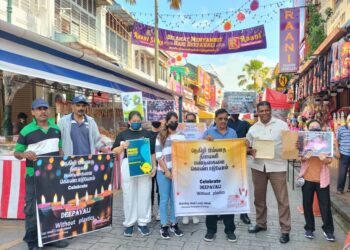 N. V Subbarow (kanan) menjayakan kempen Deepavali bebas plastik di Little India, di Lebuh Pasar, Pulau Pinang, hari ini.