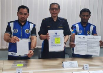 AHMAD Zaki Hamzah (tengah) menunjukkan sebahagian dokumen yang dirampas yang disyaki mempunyai kaitan dengan ajaran Ahmadi Religion hasil serbuan di sebuah rumah di Ampangan, Seremban petang tadi yang turut berjaya menahan tiga beranak warga tempatan yang disyaki menjadi pengikut ajaran itu.