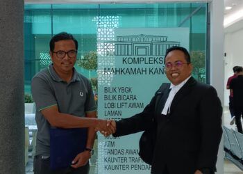 CHONGKUL Echang  bersalam dengan Opat Aisin (kanan) selepas selesai prosiding di Mahkamah Tinggi Kangar hari ini.