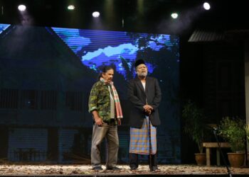 ANTARA babak dalam pementasan teater Asy Syura karya agung Tan Sri Johan Jaafar di Auditorium Kompleks Jabatan Kebudayaan dan Kesenian Negara (JKKN) Perlis, Kangar, Perlis semalam.-UTUSAN/ SHAHIR NOORDIN