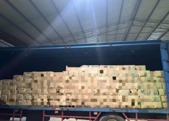 MINYAK masak peket yang dirampas oleh PGA dan KPDN Kelantan selepas sebuah lori ditemukan terbabas di pangkalan haram Ayam, Kampung Terusan, Rantau Panjang, Kelantan-IHSAN PGA.