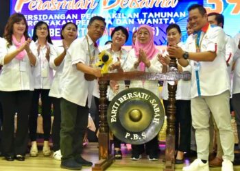 JOACHIM Gunsalam (empat kiri) memukul gong sebagai simbolik perasmian Persidangan Tahunan Pergerakan Pemuda dan Wanita PBS kali ke-39, di Dewan Hongkod Koisaan KDCA, Penampang semalam.