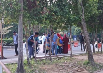 Beberapa penyokong tegar Datuk Seri Najib Razak dilihat mula berkumpul di hadapan Kompleks Mahkamah Kuala Lumpur.