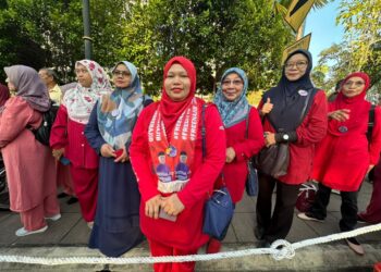 Suzalina (tengah) bersama penyokong Najib Abdul Razak di Mahkamah Tinggi Kuala Lumpur, hari ini.