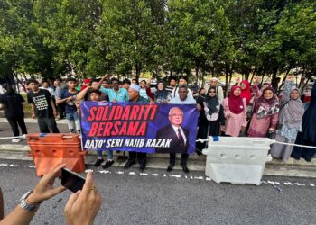 Diantara penyokong Najib Abdul Razak yang hadir di Kompleks Mahkamah Kuala Lumpur. -UTUSAN/AFIQ RAZALI