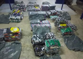 RAMPASAN kasut dan selipar yang dilakukan PGA selepas menahan seorang lelaki di pangkalan haram Pok Dir, Rantau Panjang, Kelantan.