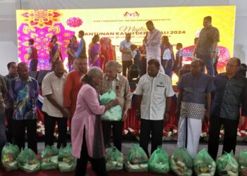 AHMAD Zahid Hamidi menyampaikan sumbangan kepada penerima pada Majlis Santunan Kasih Deepavali 2024 di Kompleks UMNO Bagan Datuk. - UTUSAN/AIN SAFRE BIDIN