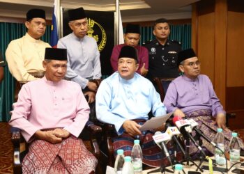 AZIZI Mat Aris (depan, tengah) dalam sidang akhbar pada Festival kesenian Islam Nasyid PDRM Perak di Bangunan Perak Darul Ridzuan di Ipoh. - UTUSAN/MUHAMAD NAZREEN SYAH MUSTHAFA