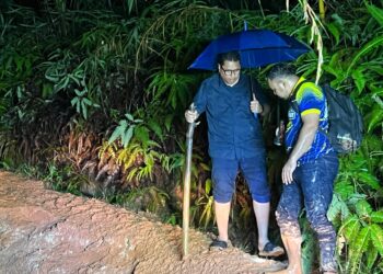 MOHD. Syahbuddin Hashim (kiri) memeriksa keadaan laluan selepas terkandas semasa misi menyampaikan bantuan kepada masyarakat Orang Asli di Bukit Piyel, Pos Balar, Gua Musang, Kelantan.UTUSAN/AIMUNI TUAN LAH.