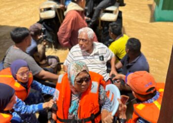 ANGGOTA Angkatan Pertahanan Awam Malaysia (APM) memindahkan mangsa banjir di Perak hari ini. - UTUSAN/APM