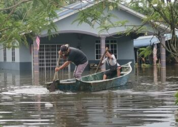 PENDUDUK menaiki sampan melihat keadaan rumah yang dilanda banjir berikutan hujan dan fenomena air pasang besar di Kampung Matang Pelanduk di Pasir Salak hari ini. - UTUSAN/AIN SAFRE BIDIN