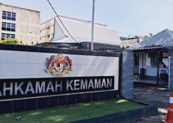 FARIS Zahim Farizan dituduh mencuri enjin motosikal jenis Yamaha RX-Z di Mahkamah Majistret Kemaman, Terengganu hari ini. - UTUSAN/NIK NUR IZZATUL HAZWANI NIK ADNAN/
