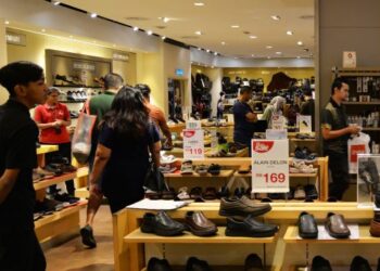 KAKITANGAN awam perlu lebih pandai dalam menguruskan wang dan cuba elakkan diri daripada membuat sebarang pinjaman.