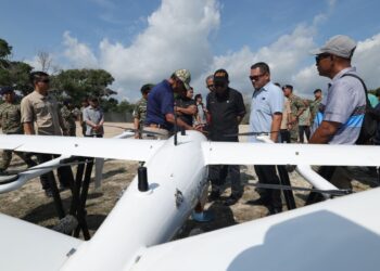 MOHAMED Khaled Nordin (tiga dari kanan) melawat tapak pameran Eksesais Panah Jaguh Siri 2/2024 di Lapang Sasar Bumi ke Udara (LSBU), Tanjung Logok, Kota Tinggi.