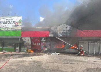 ANGGOTA bomba memadam kebakaran  tujuh lot kedai dalam bangunan pasar raya di Jalan Sungai Pasir, Kampung Masjid di Sungai Petani, Kedah hari ini.