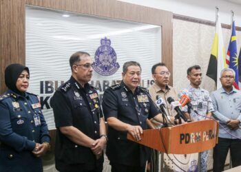 AZIZI Mat Aris (tiga dari kiri) pada sidang akhbar di IPK Perak di Ipoh hari ini. - UTUSAN/MUHAMAD NAZREEN SYAH MUSTHAFA