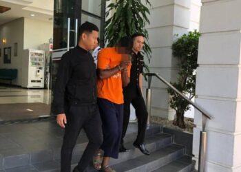 LELAKI yang direman membantu siasatan kes mengemukakan tuntutan palsu berhubung elaun penugasan anggota Rela berjumlah RM36,800 di Ipoh hari ini. - UTUSAN