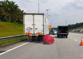 SEORANG penunggang motosikal maut akibat merempuh sebuah lori yang berhenti di lorong kecemasan di Kilometer 42.2, Lebuhraya Senai-Desaru semalam.