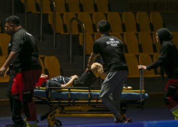 Ng Qi Xuan diusung keluar selepas cedera semasa menyertai Malaysia Super 100. - IHSAN BAM
