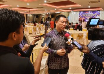 NGA Kor Ming ditemui pemberita pada Malam Media Sempena Sambutan Deepavali di Ipoh semalam. - UTUSAN/ZULFACHRI ZULKIFLI
