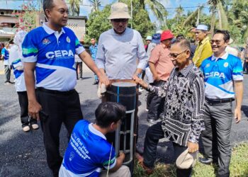 HANAFIAH Mat (dua, kanan) melawat sebuah stesen amaran banjir di Kampung La di Hulu Besut, Besut, hari ini. - UTUSAN/WAN ZURATIKAH IFFAH WAN ZULKIFLI
