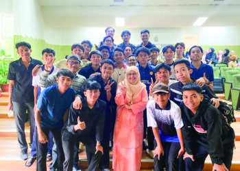 GAMBAR kenangan Azlinda Mohamad (depan, tengah) bersama Khairil Anwar Jamaludin (barisan hadapan, kanan), Muhammad Akmal Md. Tukirin (barisan belakang, tiga dari  kanan) dan Ku Adib Aizad Ku Azmi (barisan kedua, dua dari kiri) di UiTM Kampus Dungun, baru-baru ini.