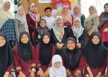 SITI Najihah Amney Noor (berdiri, dua dari kiri) bersama anak yatim dan staf Pkayia.