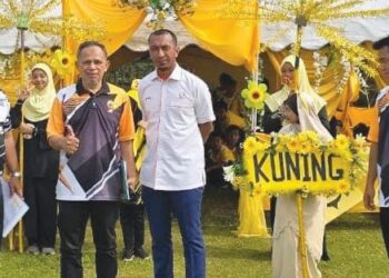 RAZAK Daud (dua dari kiri) menyempurnakan temasya sukan tahunan kali ke-31 SK Felda Jengka 24 di Jerantut, Pahang.
