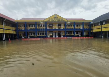 KEADAAN banjir di SRK Horley Methodist di Teluk Intan berikutan hujan dan fenomena air pasang besar hari ini. - UTUSAN/AIN SAFRE BIDIN