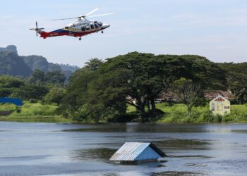 HELIKOPTER Pasukan Khas Unit Udara Bomba digunakan semasa simulasi menyelamat REDEX di taman rekreasi kolam Sungai Pinji Tanjung Rambutan di Ipoh hari ini. - UTUSAN/MUHAMAD NAZREEN SYAH MUSTHAFA