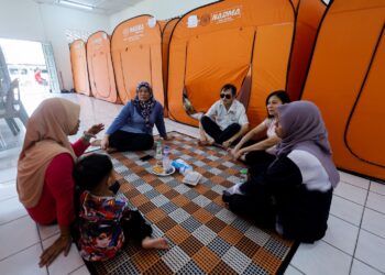 PENDUDUK yang terlibat dengan kejadian tanah runtuh Taman Melawati dipindahkan sementara ke dewan masyarakat setempat, di sini hari ini.UTUSAN/ SHIDDIEQIIN ZON