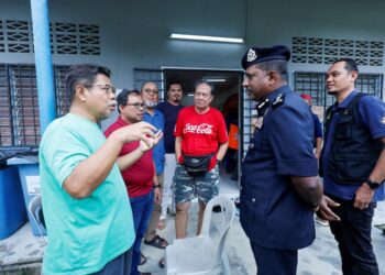 Ketua Polis Selangor,  Datuk Hussein Omar Khan (tengah), melawat mangsa kejadian tanah runtuh Taman Melawati, di sini hari ini. Foto: SHIDDIEQIIN ZON