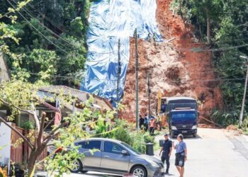 KERJA-KERJA baik pulih sedang giat dijalankan ekoran kejadian tanah runtuh di Taman Melawati, kelmarin. – UTUSAN/AMIR KHALID