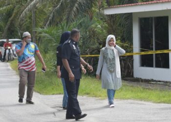 WANITA dipercayai Ummu Atiyah (kanan) tiba di perkampungan GISBH Batu Hampar dekat Beruas dipercayai untuk menunjukkan lokasi dia dikurung. - UTUSAN/ZULFACHRI ZULKIFLI