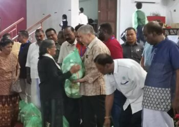 AHMAD Zahid Hamidi menyampaikan sumbangan kepada penerima pada Majlis Santunan Kasih Deepavali 2024 di Kompleks UMNO Bagan Datuk. - UTUSAN/AIN SAFRE BIDIN